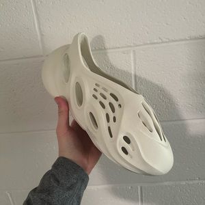 NEW NEVER WORN Adidas Yeezy Foam Runner Bone/Ararat Men's Size 11 NO BOX